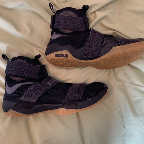 Nike LeBron Soldier shoes - Picture 2 of 3